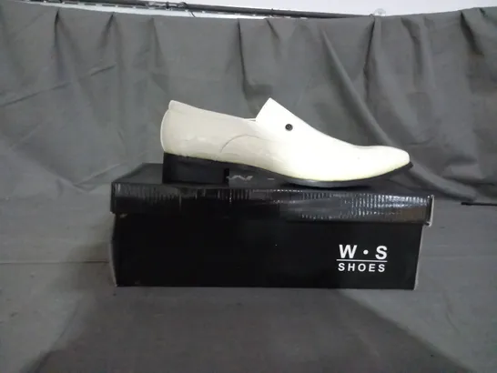 APPROXIMATELY 10 BOXED PAIR OF LOAFERS IN VARIOUS SIZES 