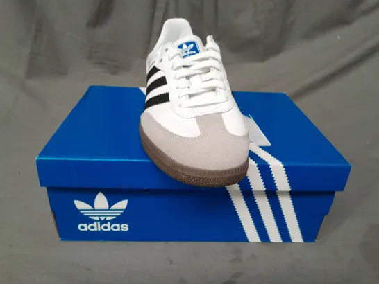 BOXED PAIR OF ADIDAS SAMBA OG SHOES IN WHITE/BLACK UK SIZE 5.5