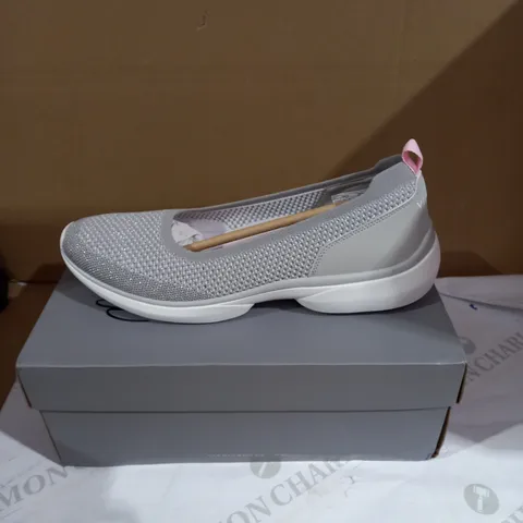 VIONIC GREY GLITTER FINISH FLATSUK SIZE 8