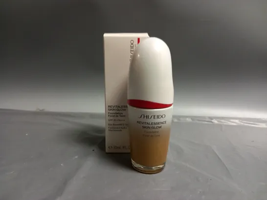 BOXED SHISEIDO REVITALESSENCE SKIN GLOW FOUNDATION 440-AMBER 