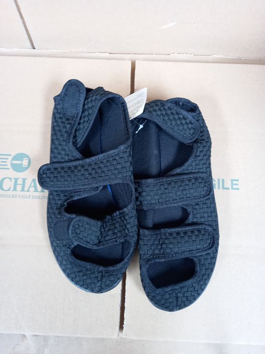 PAIR UNBOXED BLACK VELCRO-FASTENING HOUSE SHOES/SLIPPERS NO SIZE INDICATED