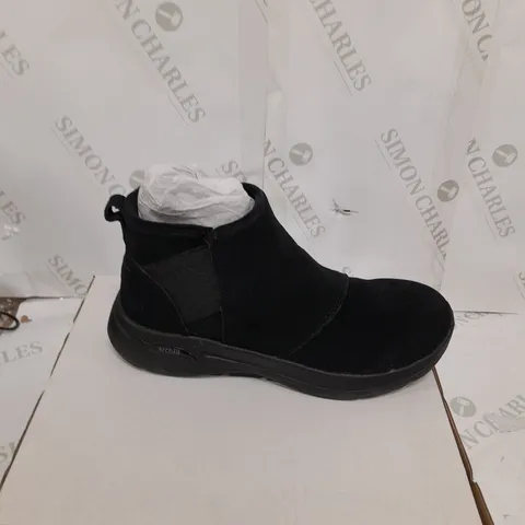 BOXED SKECHERS ARCHFIT SUEDE BOOTS SIZE 4