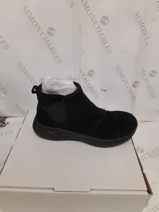 BOXED SKECHERS ARCHFIT SUEDE BOOTS SIZE 4