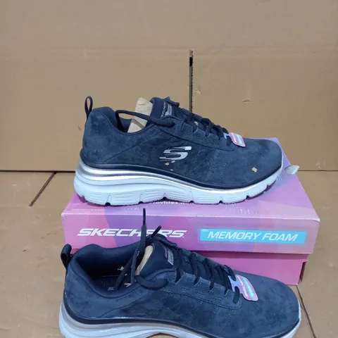 SKECHERS FASHION FIT LACE UP TRAINER NAVY - SIZE 5