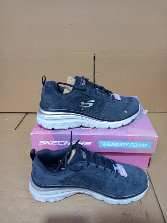 SKECHERS FASHION FIT LACE UP TRAINER NAVY - SIZE 5