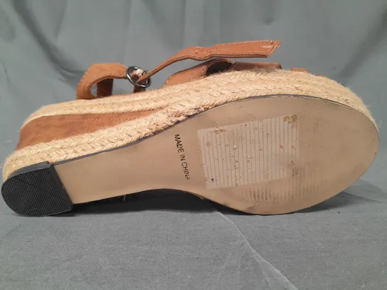 BOX OF APPROXIMATELY 10 PAIRS OF GENERATION OPEN TOE WEDGE SANDALS IN TAN - VARIOUS SIZES