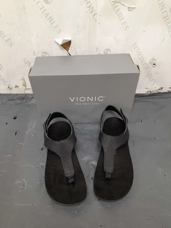 BOXED PAIR OF VIONIC BLACK SANDALS IN SIZE 7