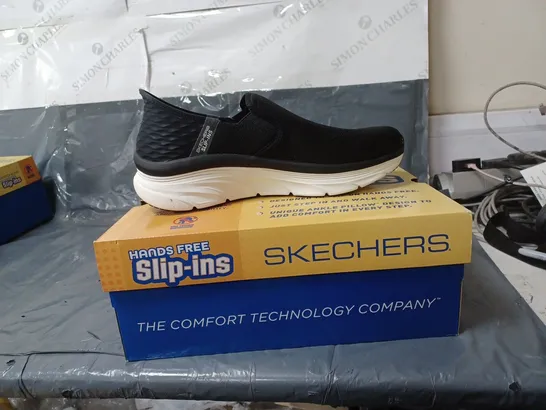 BOXED PAIR OF SKECHERS D'LUX WALKER SLIP-INS - black - SIZE 9 UK