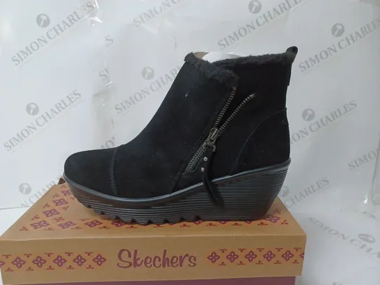 BOXED PAIR OF SKECHERS PARALLEL OFF HOURS SIDE ZIP BOOT BLACK SIZE 5.5