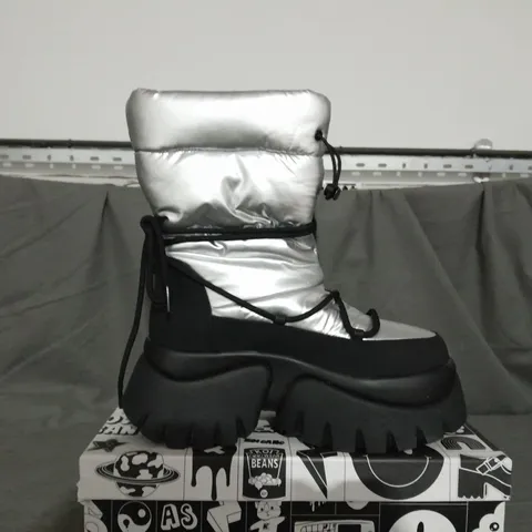 BOXED PAIR OF KOI SNOW BOOTS SIZE 6