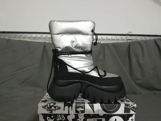 BOXED PAIR OF KOI SNOW BOOTS SIZE 6