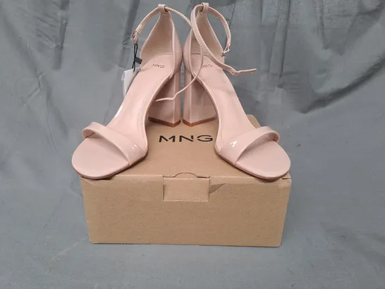 BOXED PAIR OF MNG OPEN TOE BLOCK HEEL SANDALS IN NUDE UK SIZE 4