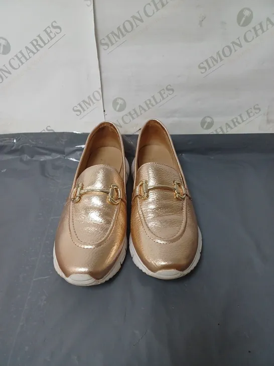 MODA IN PELLE LADIES GOLD SHOES SIZE 5/38