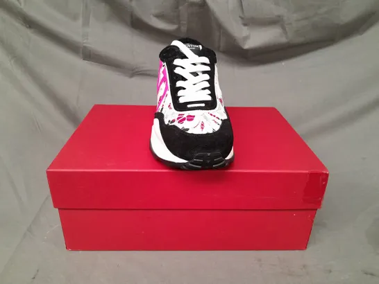 BOXED PAIR OF VALENTINO LOGO LACE SHOES IN BLACK/WHITE/PINK SIZE 5