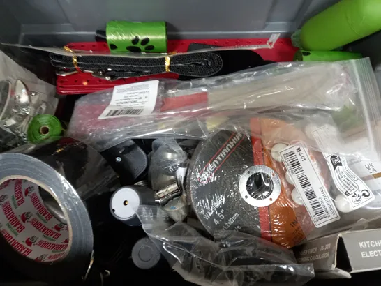 BOX OF APPROXIMATELY 10 ASSORTED ITEMS TO INCLUDE - DRAAK MULTI CUT , HOLE SAW , DOG BAGS ETC