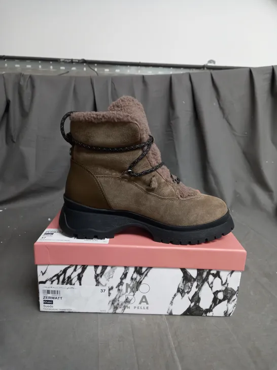 BOXED PAIR OF MODA IN PELLE ZERMATT KHAKI TRIMMED BOOTS IN SUEDE SIZE 4