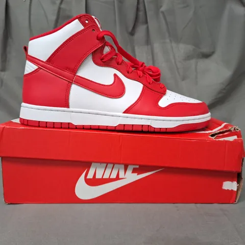 BOXED PAIR OF NIKE SHOES IN WHITE/RED UK SIZE 9