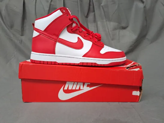 BOXED PAIR OF NIKE SHOES IN WHITE/RED UK SIZE 9