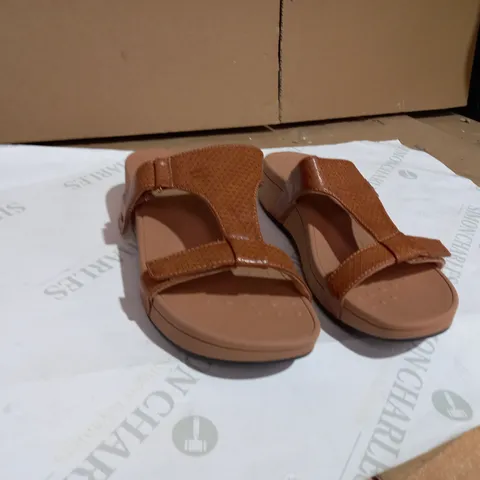 VIONIC ELLIE SANDAL TAN SIZE 7