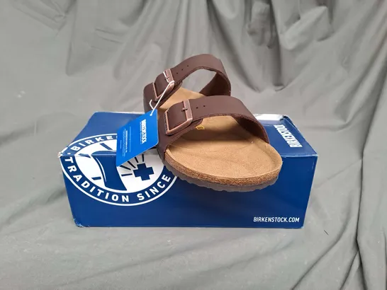 BOXED PAIR OF BIRKENSTOCKS ARIZONA SANDALS IN BROWN SIZE 9