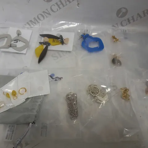 LOT OF 10 ASSORTED JEWELLERY ITEMS