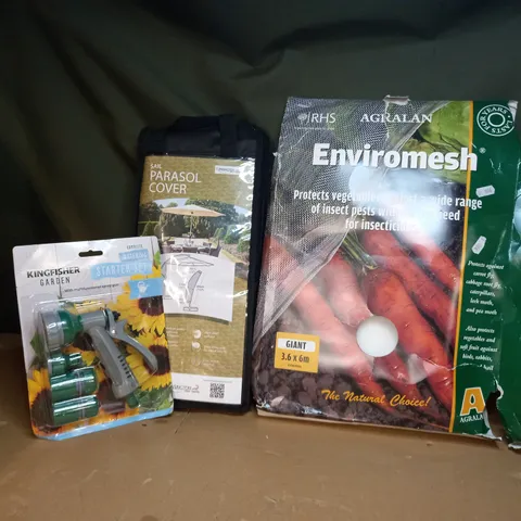 BOX OF APPROX 20 ASSORTED ITEMS TO INCLUDE KESINGTON SAIL PARASOL COVER, RHS AGRALAN GIANT ENVIROMESH, KINGFISHER GARDEN SPRAY GUN, ETC