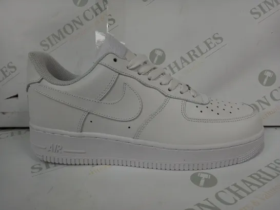 BOXED PAIR OF NIKE AIR FORCE 1 SHOES IN WHITE UK SIZE 8