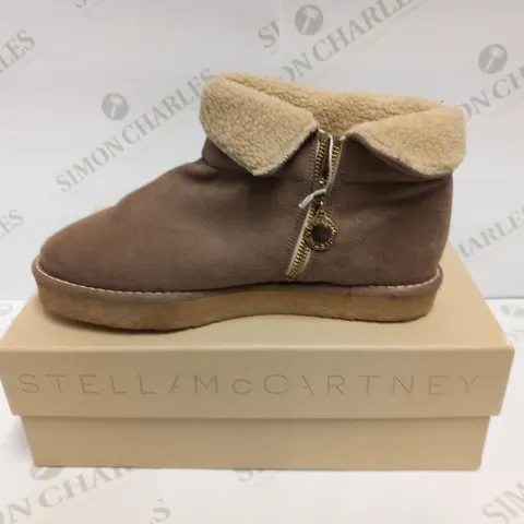 BOXED PAIR OF STELLA MCCARTNEY KICKAPOO LOW BOOT PEBBLE SIZE 38