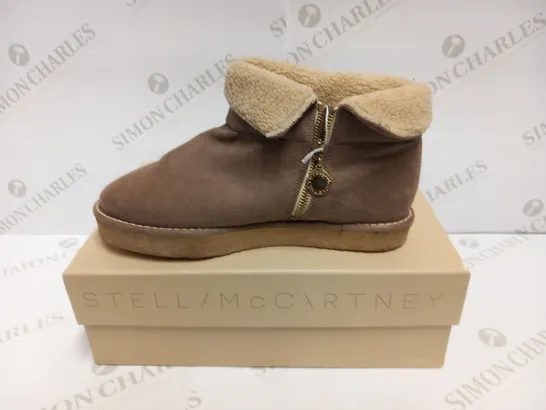 BOXED PAIR OF STELLA MCCARTNEY KICKAPOO LOW BOOT PEBBLE SIZE 38