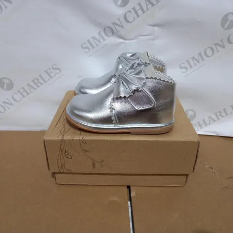 PAIR OF BOXED BORBOLETA SHARON SILVER BOOTS SIZE 20