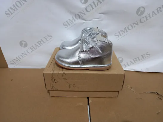 PAIR OF BOXED BORBOLETA SHARON SILVER BOOTS SIZE 20