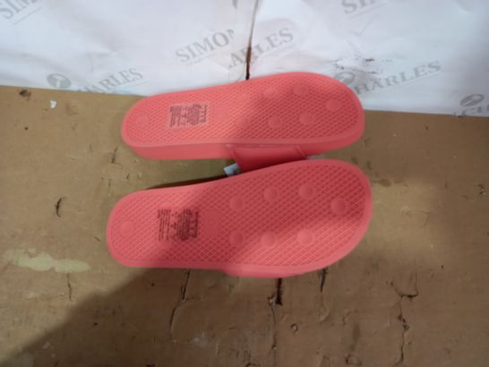 PAIR OF ANIMAL ORANGE SLIDERS SIZE 4