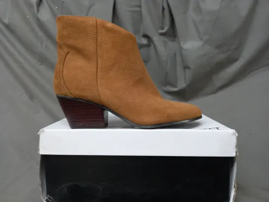 BOXED PAIR OF NINE WEST TRISTIN SUEDETTE ANKLE BOOTS IN BROWN SIZE 5