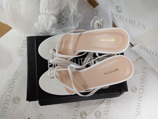 BOXED PAIR OF PRETTYLITTLETHING WHITE TOE LOOP HEELED SANDALS - UK 6
