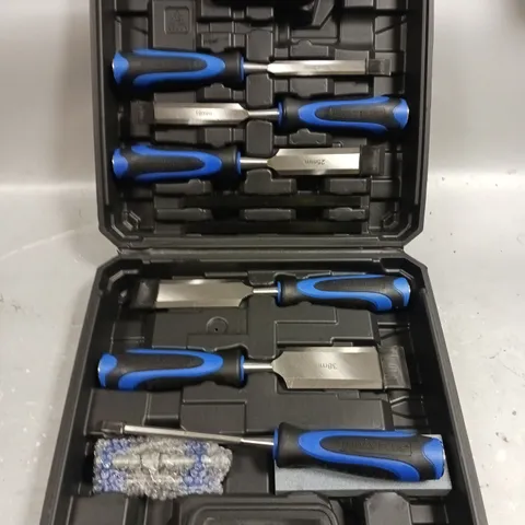 WOOD CHISEL SET WITH CARRY CASE 