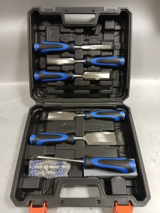 WOOD CHISEL SET WITH CARRY CASE 