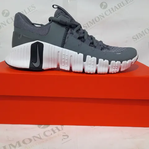 BOXED PAIR OF NIKE FREE METCON 5 SHOES IN GREY/BLACK UK SIZE 6