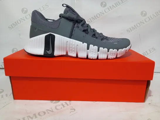 BOXED PAIR OF NIKE FREE METCON 5 SHOES IN GREY/BLACK UK SIZE 6