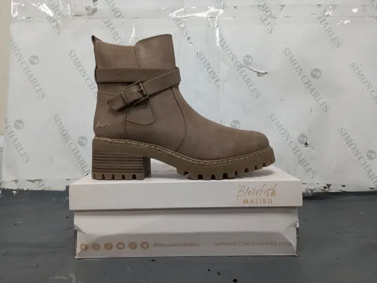 BOXED PAIR OF BLOWFISH MALIBU ANKLE BOOTS IN ALMOND SIZE 7