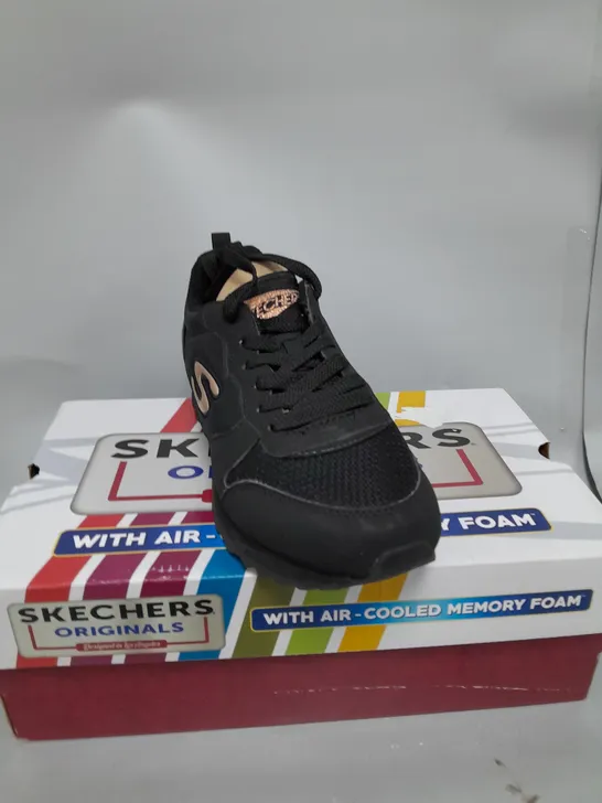 BOXED PAIR OF SKECHERS TRAINERS BLACK SIZE 6 