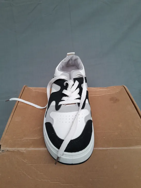 BOXED PAIR OF UNBRANDED LOW TRAINERS IN GREY/WHITE/NAVY SIZE 40