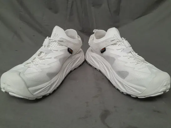 PAIR OF HOKA HOPARA 2 SHOES IN OFF-WHITE UK SIZE 9.5