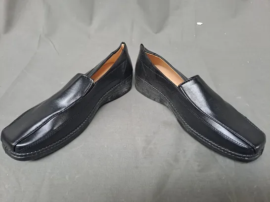 BOXED PAIR OF SUEVE.S LOW WEDGE SLIP-ON FAUX LEATHER SHOES IN BLACK EU SIZE 36