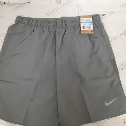 NIKE CHALLENGER 7" SHORTS IN SMOKE - M