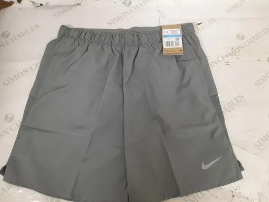 NIKE CHALLENGER 7" SHORTS IN SMOKE - M