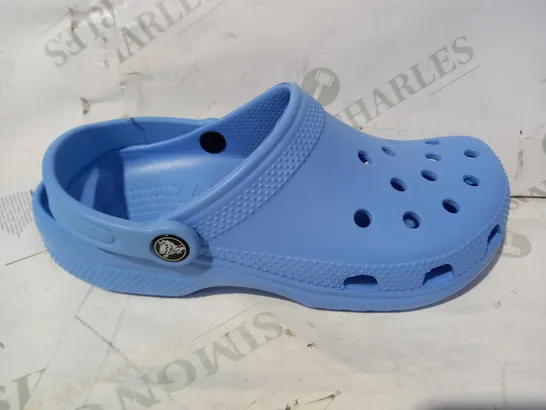 BOXED PAIR OF CROCS CLASSIC IN BLUE SIZE M6/W8