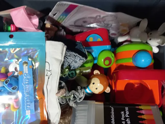 LOT OF APPROXIMATELY 10 ASSORTED TOYS AND GAME TO INCLUDE FAVOUR PACK SET OF PLASTIC EYEBALLS, PAINT YOUR OWN SUNCATCHERS, FOREST SCHOOL SAVE THE BEES PEBBLE DRINKING POND, ETC