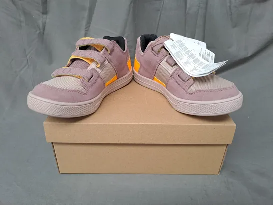 BOXED PAIR OF ADIDAS FREERIDER KIDS VCS SHOES IN MULTICOLOUR UK SIZE 1