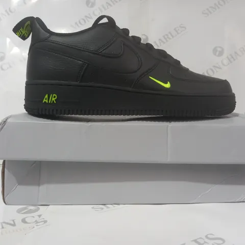 BOXED PAIR OF NIKE AIR FORCE 1 LV8 GS SHOES IN BLACK/GREEN UK SIZE 6