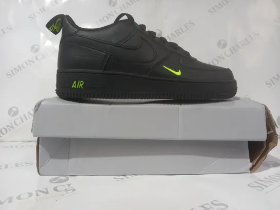 BOXED PAIR OF NIKE AIR FORCE 1 LV8 GS SHOES IN BLACK/GREEN UK SIZE 6